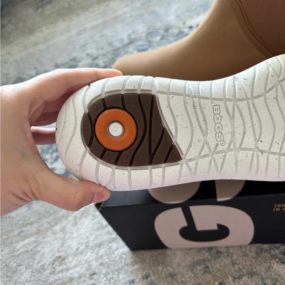 Women’s Bogs Juniper Chelsea Tan and Black Casual Boots - Picture 3 of 11